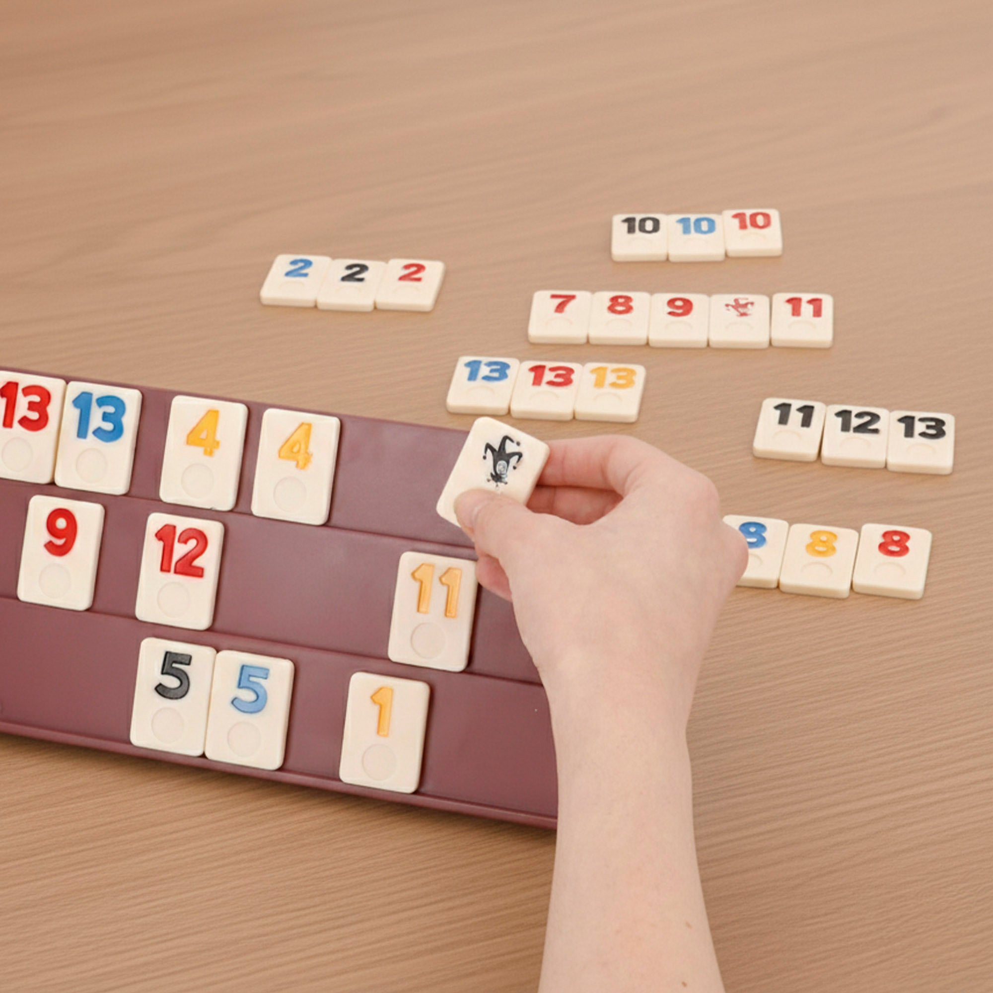 Jogo de tabuleiro clássico de Rummy com peças e suportes para 2 a 4 jogadores - CB Games