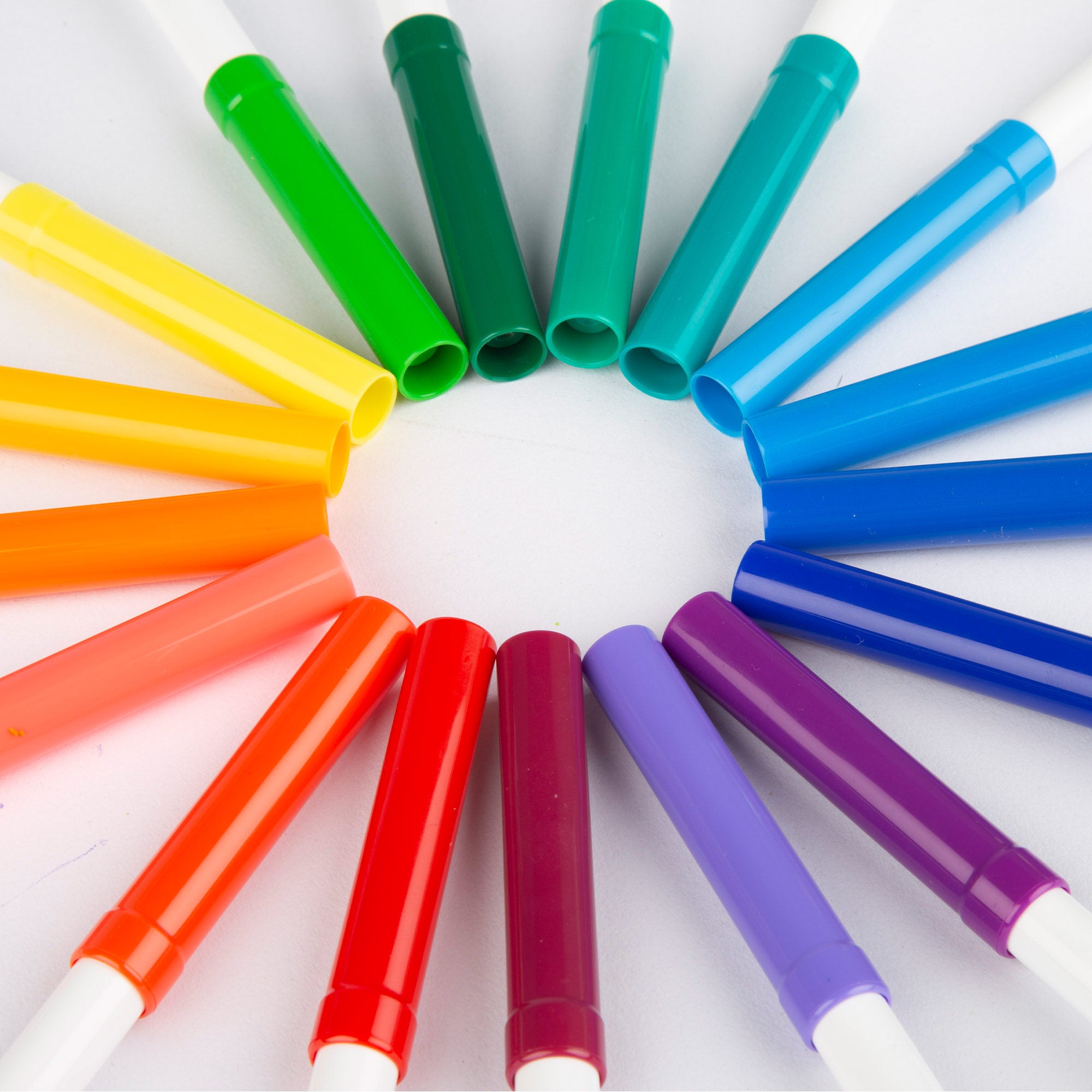 Maletín de dibujo infantil con 130 piezas de pintura y color Good Idea!