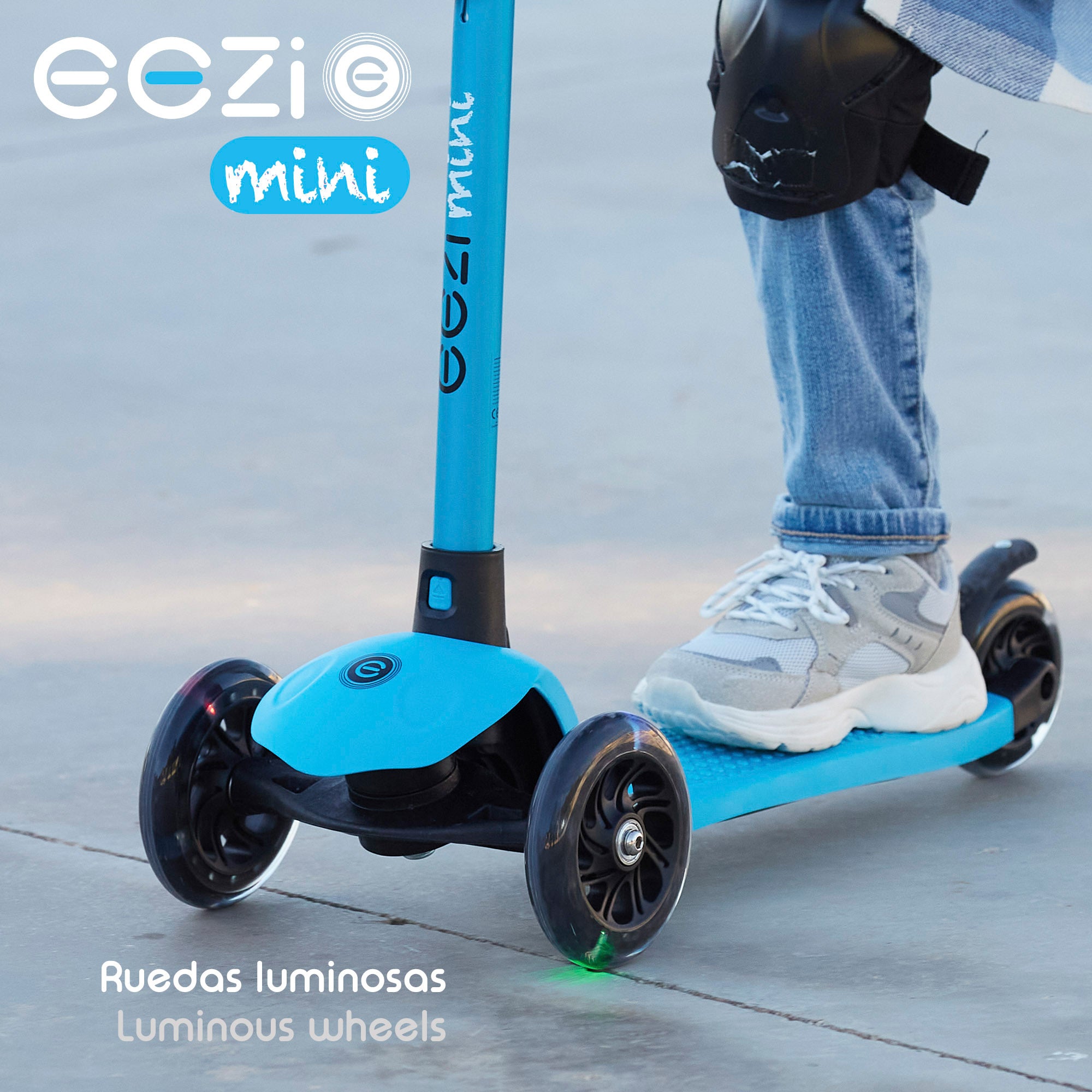 Trotinete EEZI azul de 3 rodas com luzes e guiador amovível.