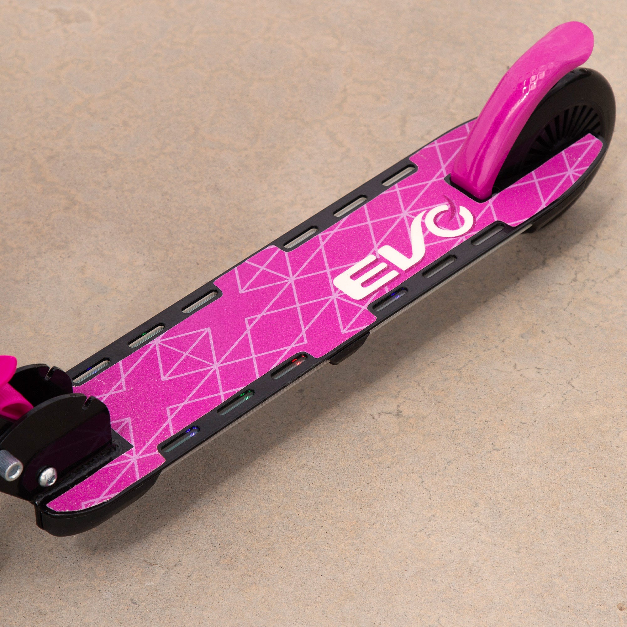 Trotinete EVO rosa com 2 rodas e luzes multicoloridas