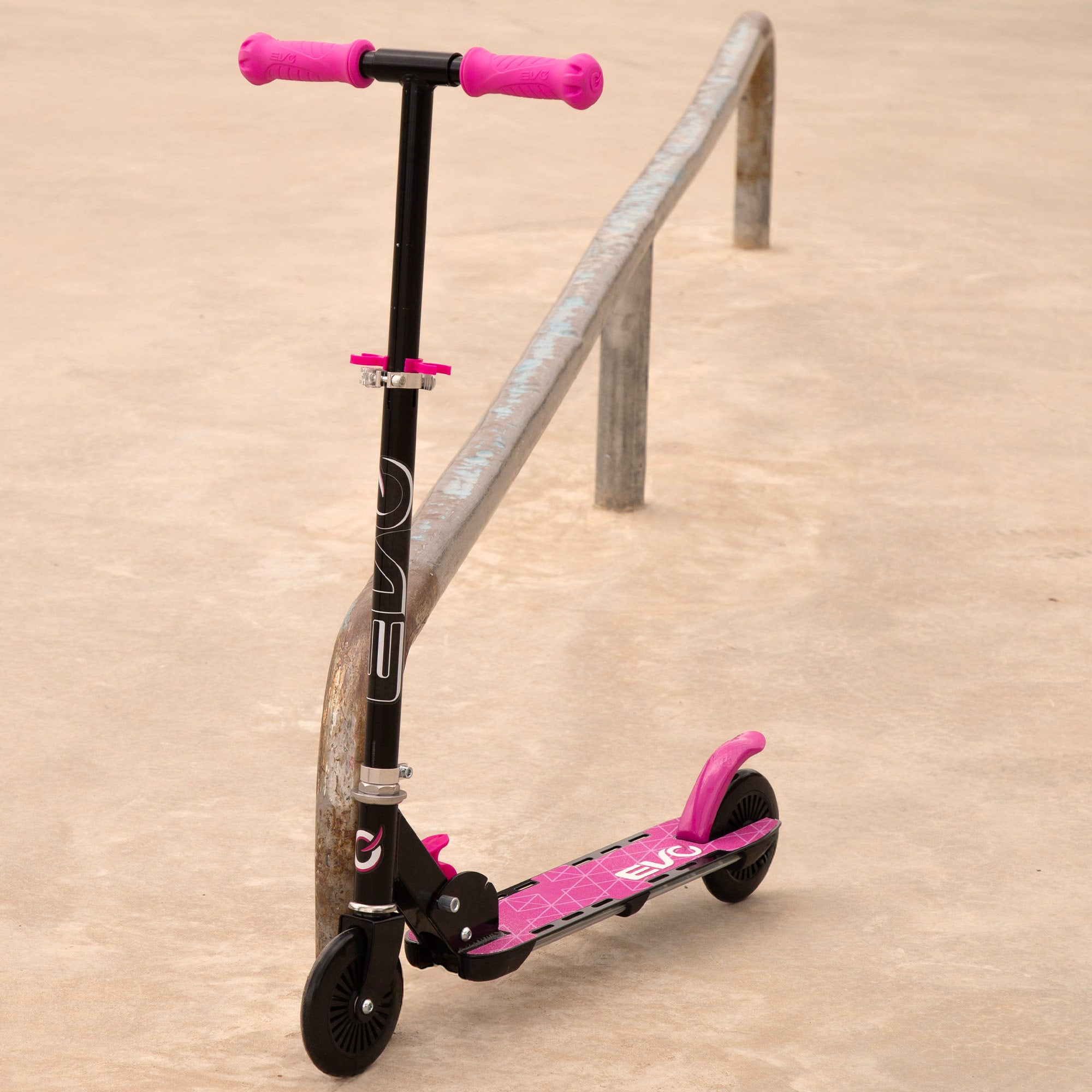 Trotinete EVO rosa com 2 rodas e luzes multicoloridas