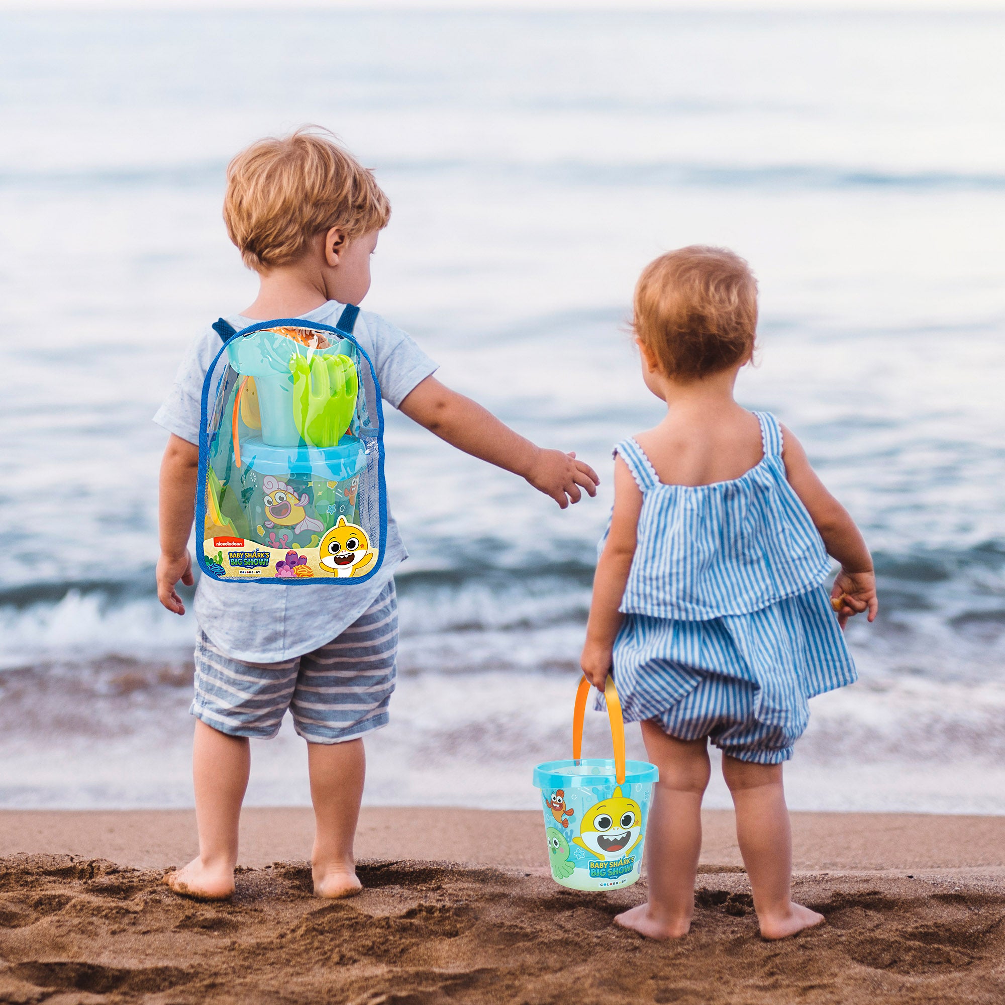 Baby Shark Set cubo playa con accesorios y mochila transporte