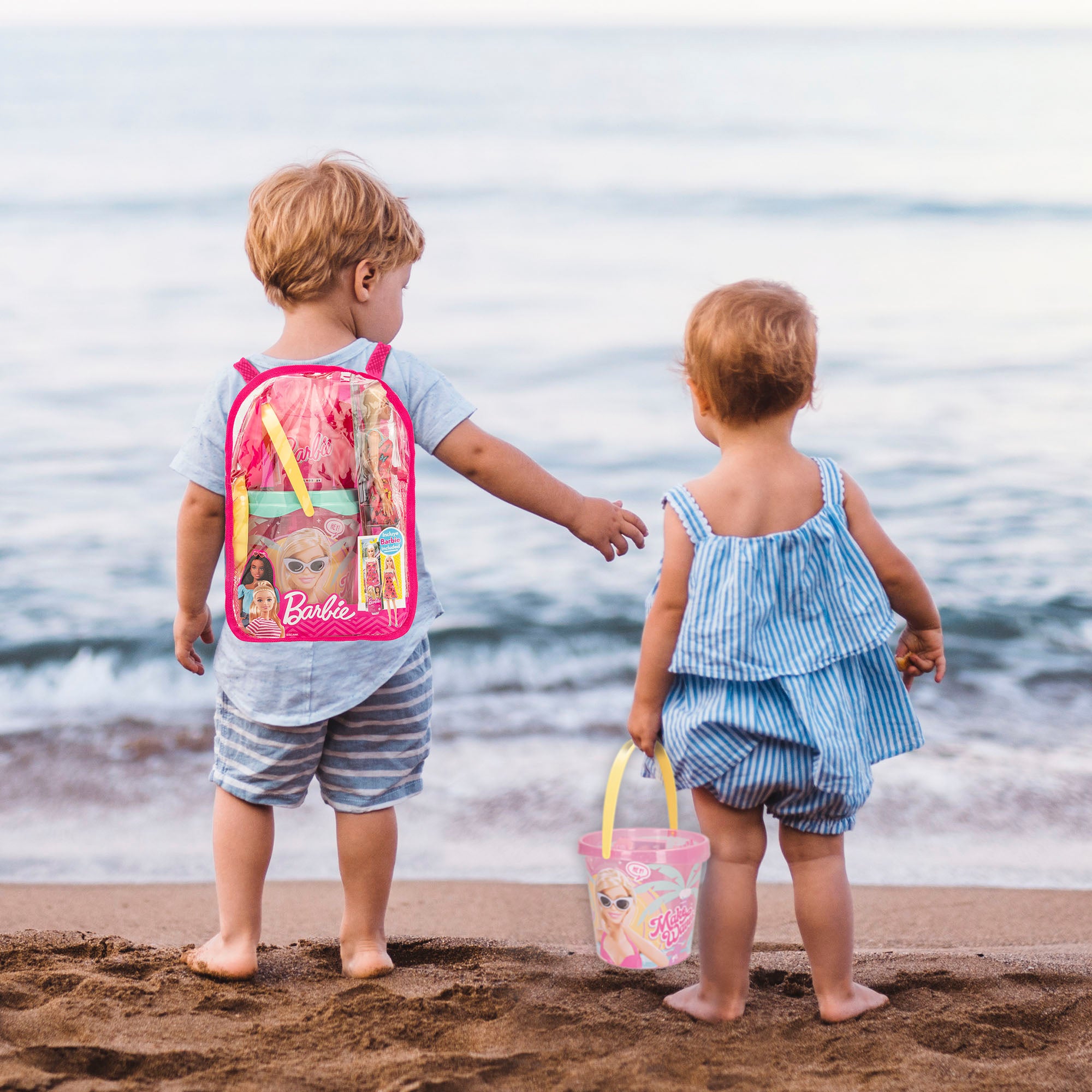 Barbie Set cubo playa con muñeca, accesorios y mochila transporte