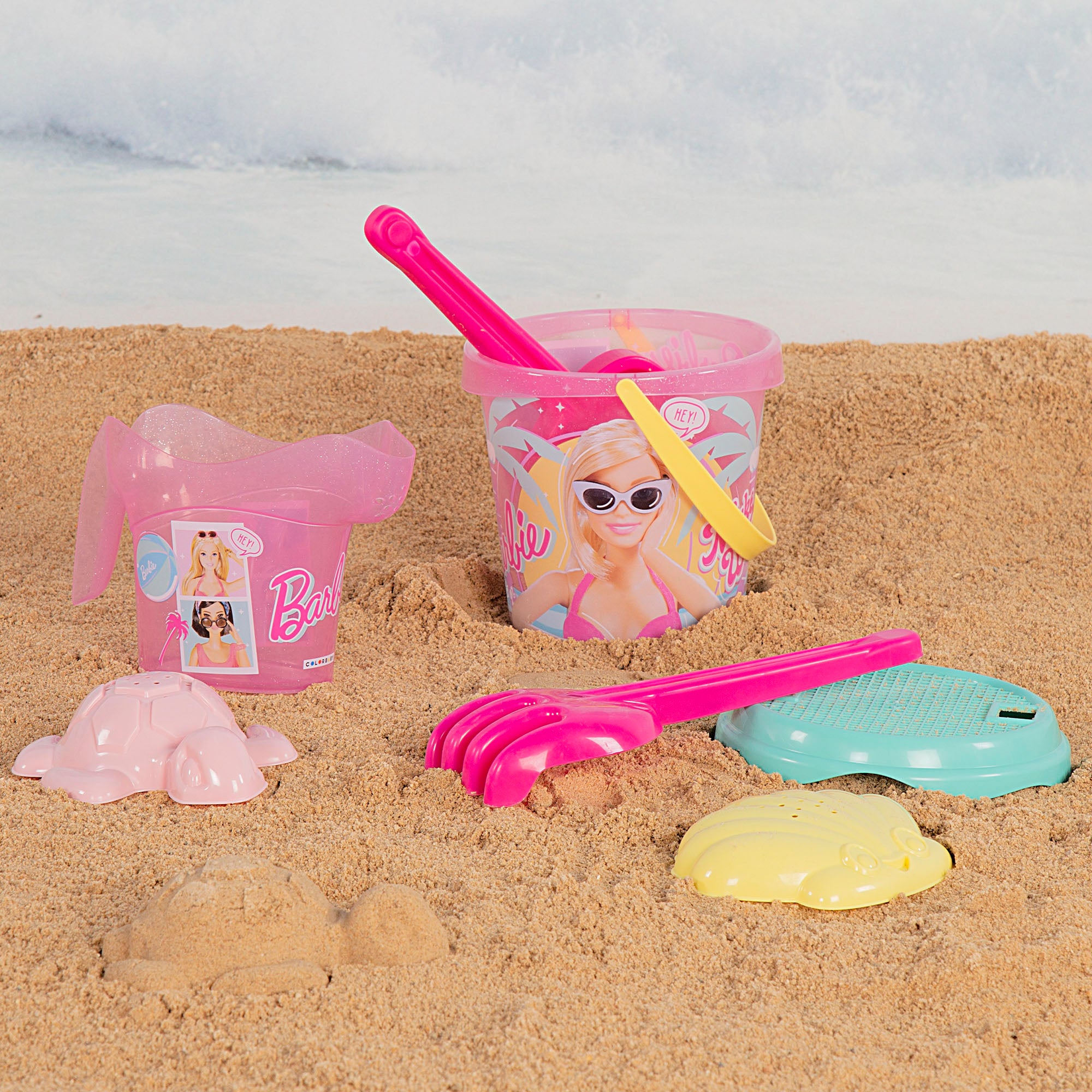 Barbie Set cubo de playa c/accesorios, muñeca Barbie y mochila transporte