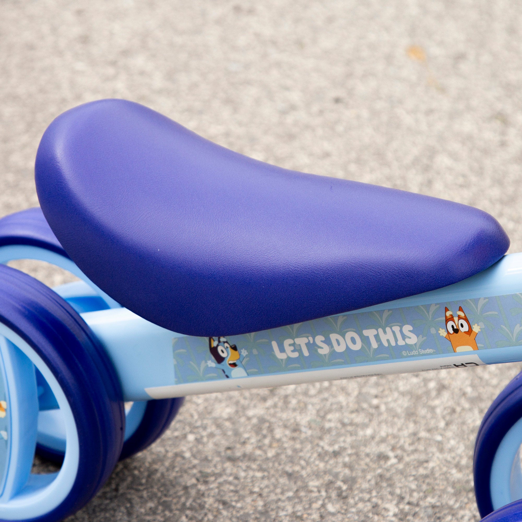 Triciclo Bluey para bebé com um peso máximo de 15 kg.