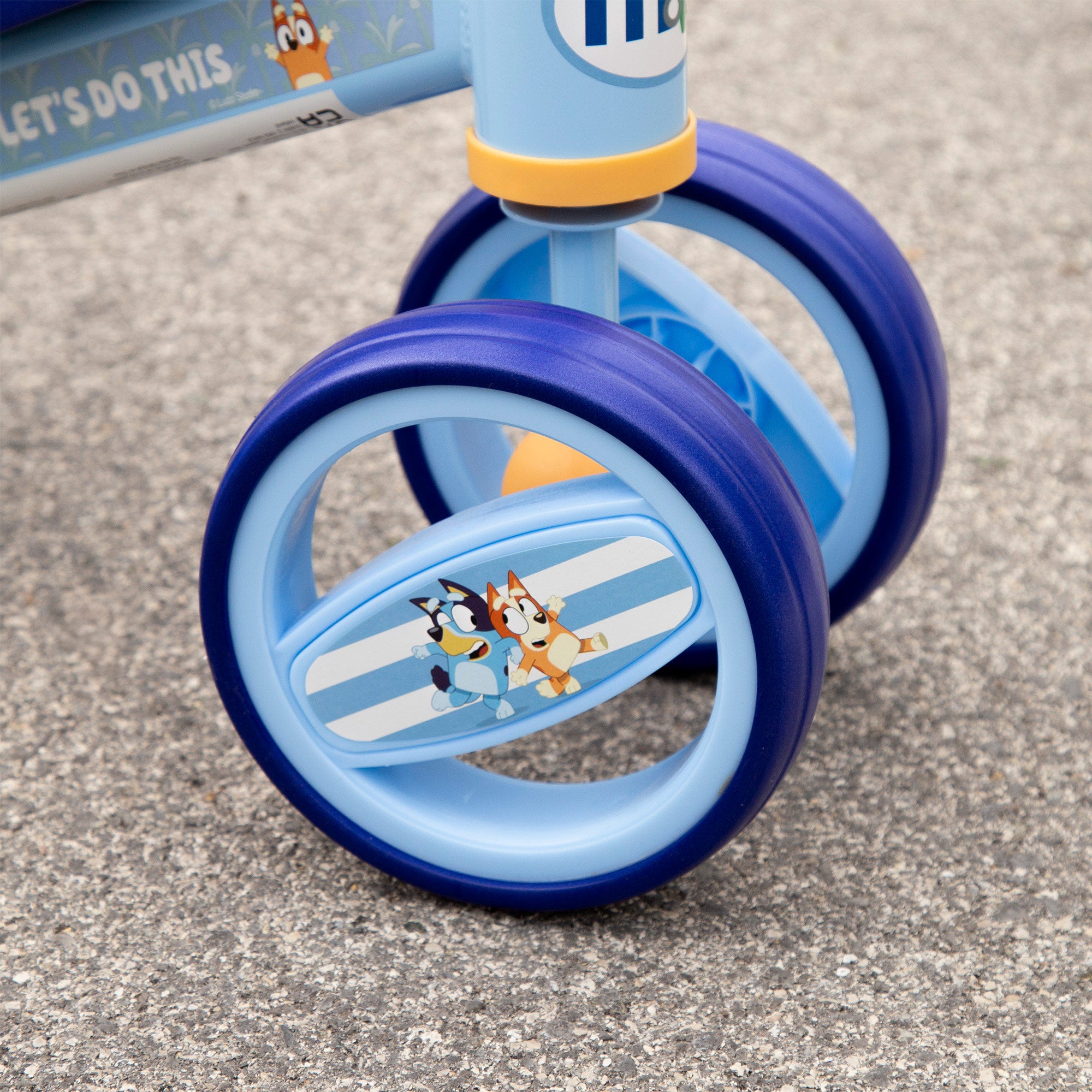 Triciclo Bluey para bebé com um peso máximo de 15 kg.