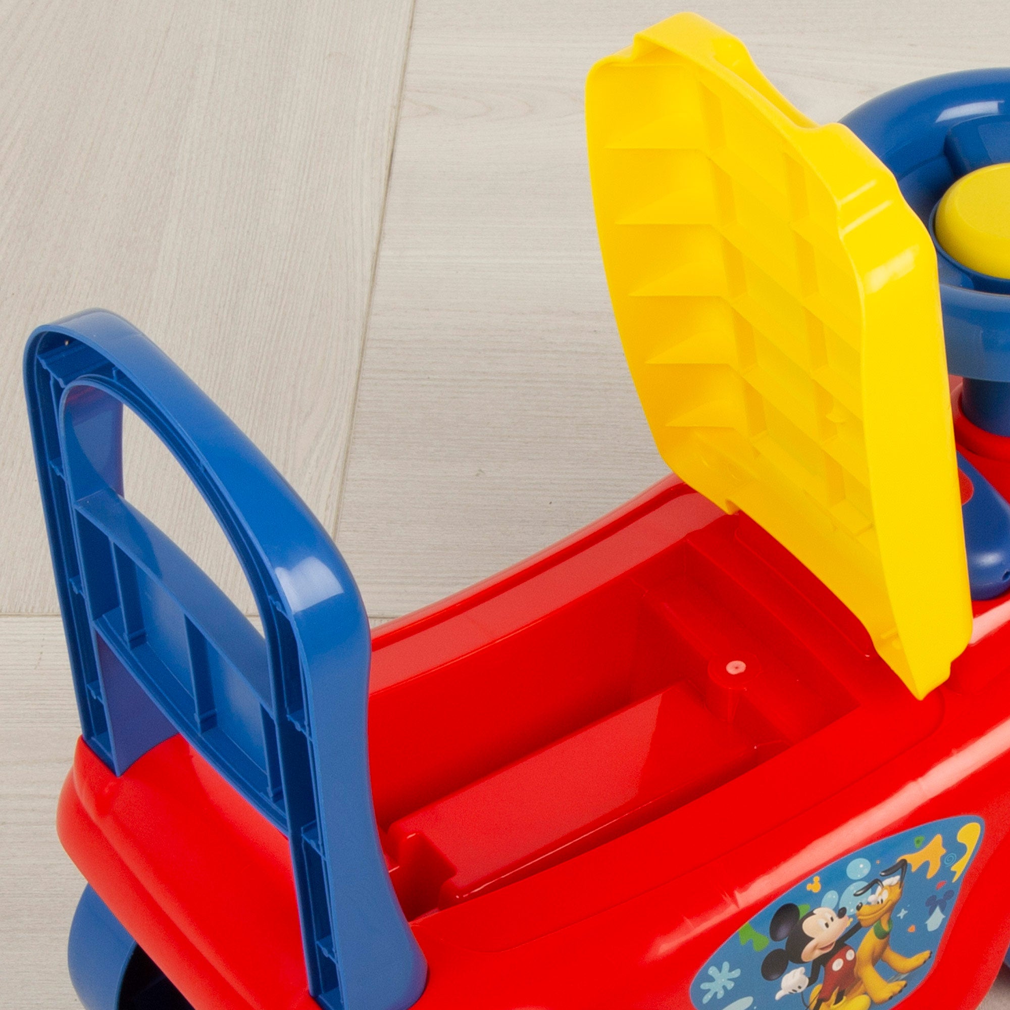 Brinquedo de montar do Mickey Mouse com telefone, buzina e compartimento para guardar coisas.