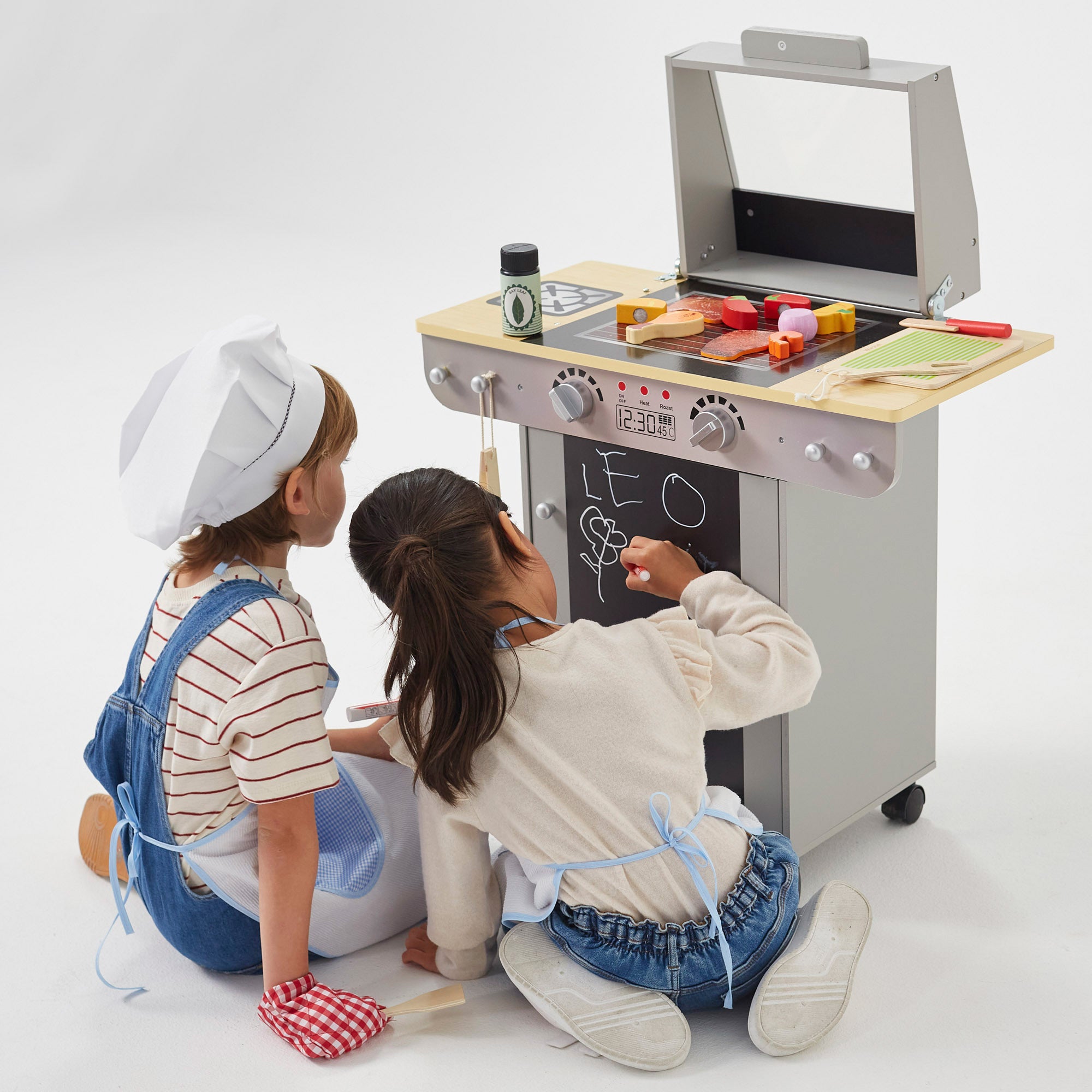Teamson Barbacoa de madera de juguete portátil con pizarra y 9 accesorios
