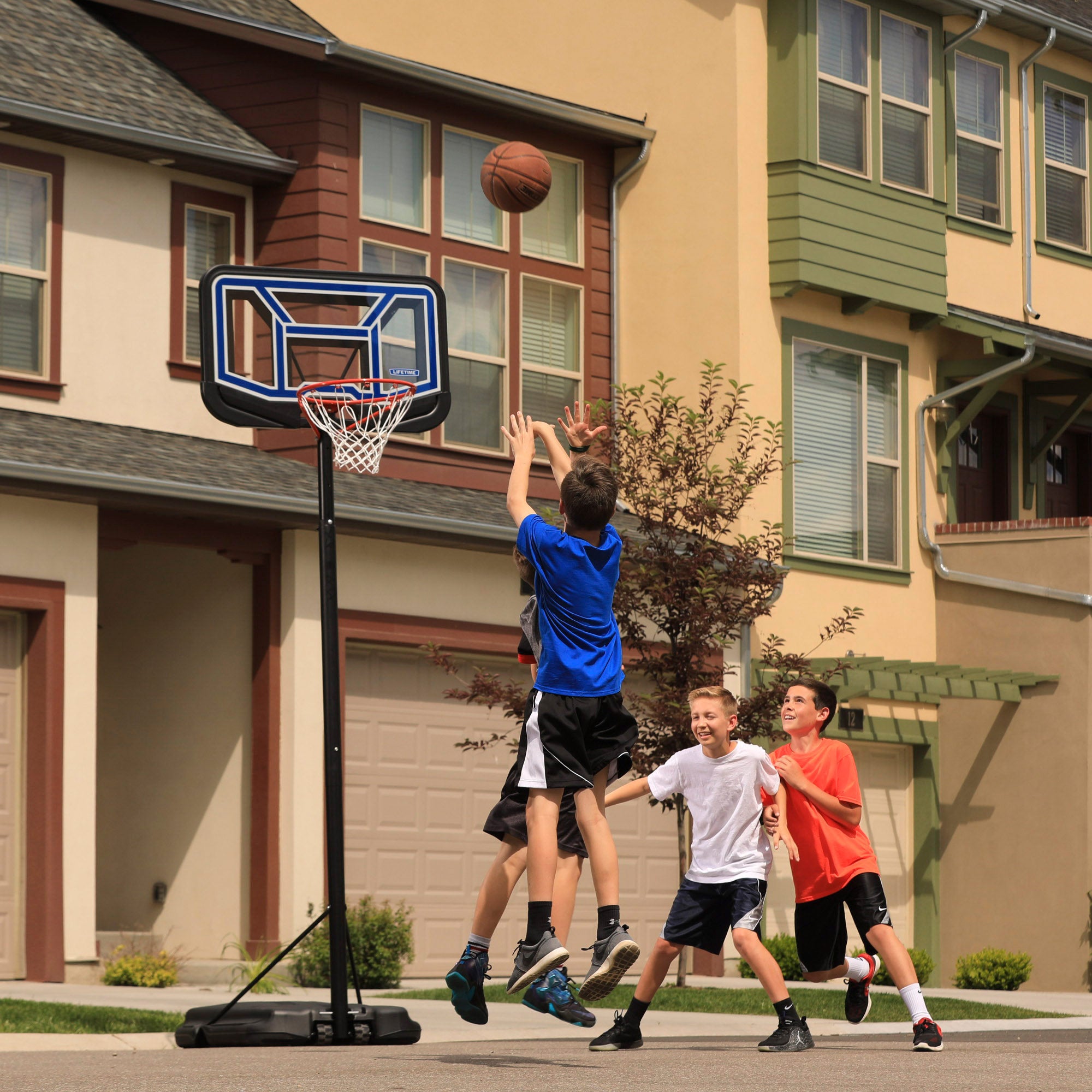 Canasta de baloncesto portátil LIFETIME altura regulable 230/305 cm